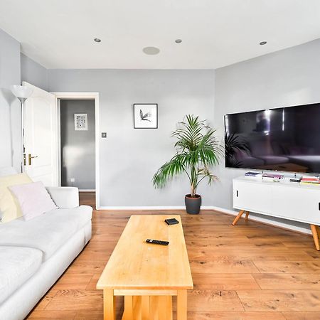 Cosy 1-Bed E15, Sleeps 4, 1 Min From Tube Station Near O2 Arena Apartment Londra Exterior foto