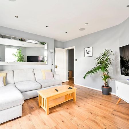 Cosy 1-Bed E15, Sleeps 4, 1 Min From Tube Station Near O2 Arena Apartment Londra Exterior foto