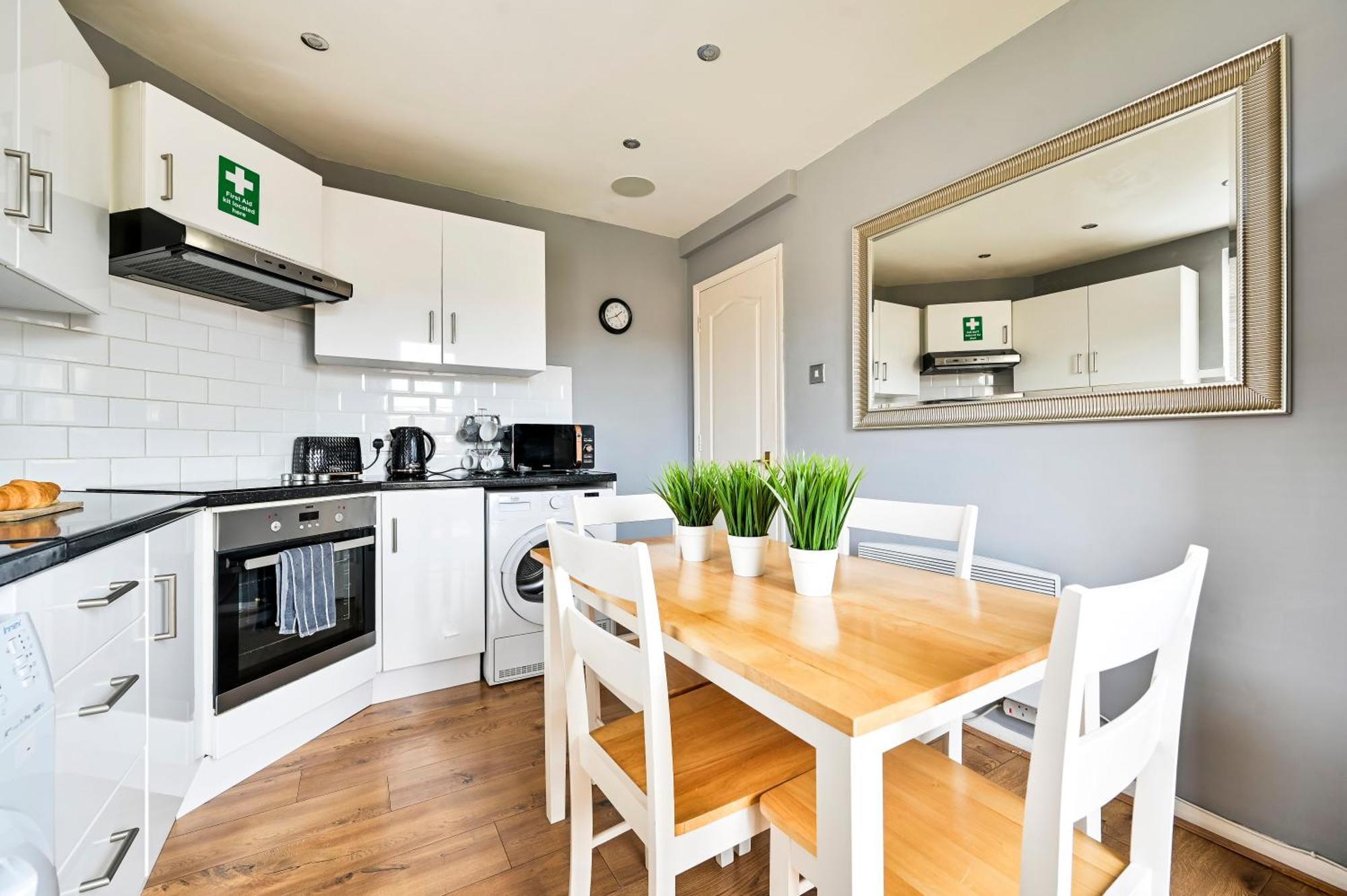 Cosy 1-Bed E15, Sleeps 4, 1 Min From Tube Station Near O2 Arena Apartment Londra Exterior foto