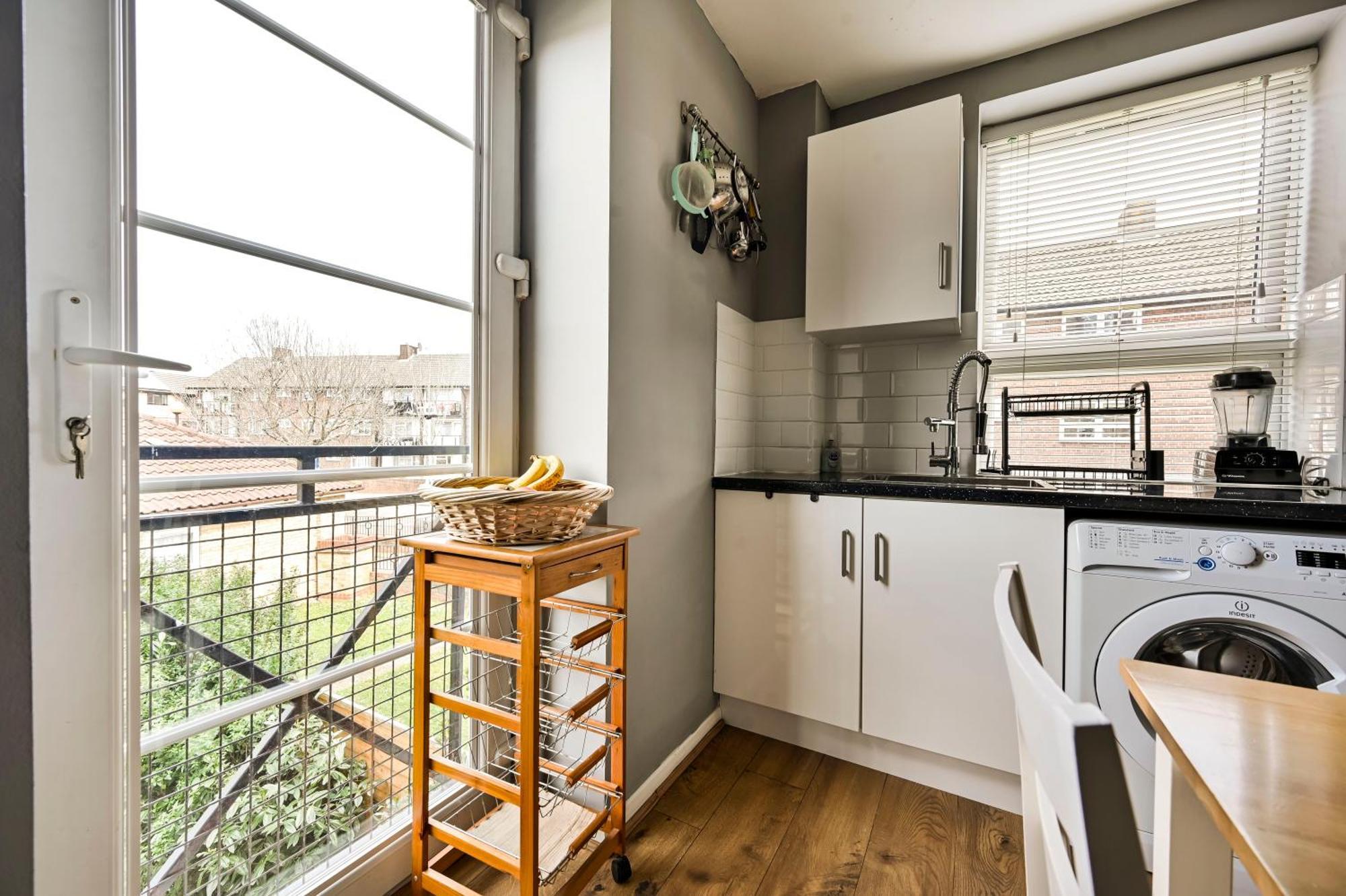 Cosy 1-Bed E15, Sleeps 4, 1 Min From Tube Station Near O2 Arena Apartment Londra Exterior foto