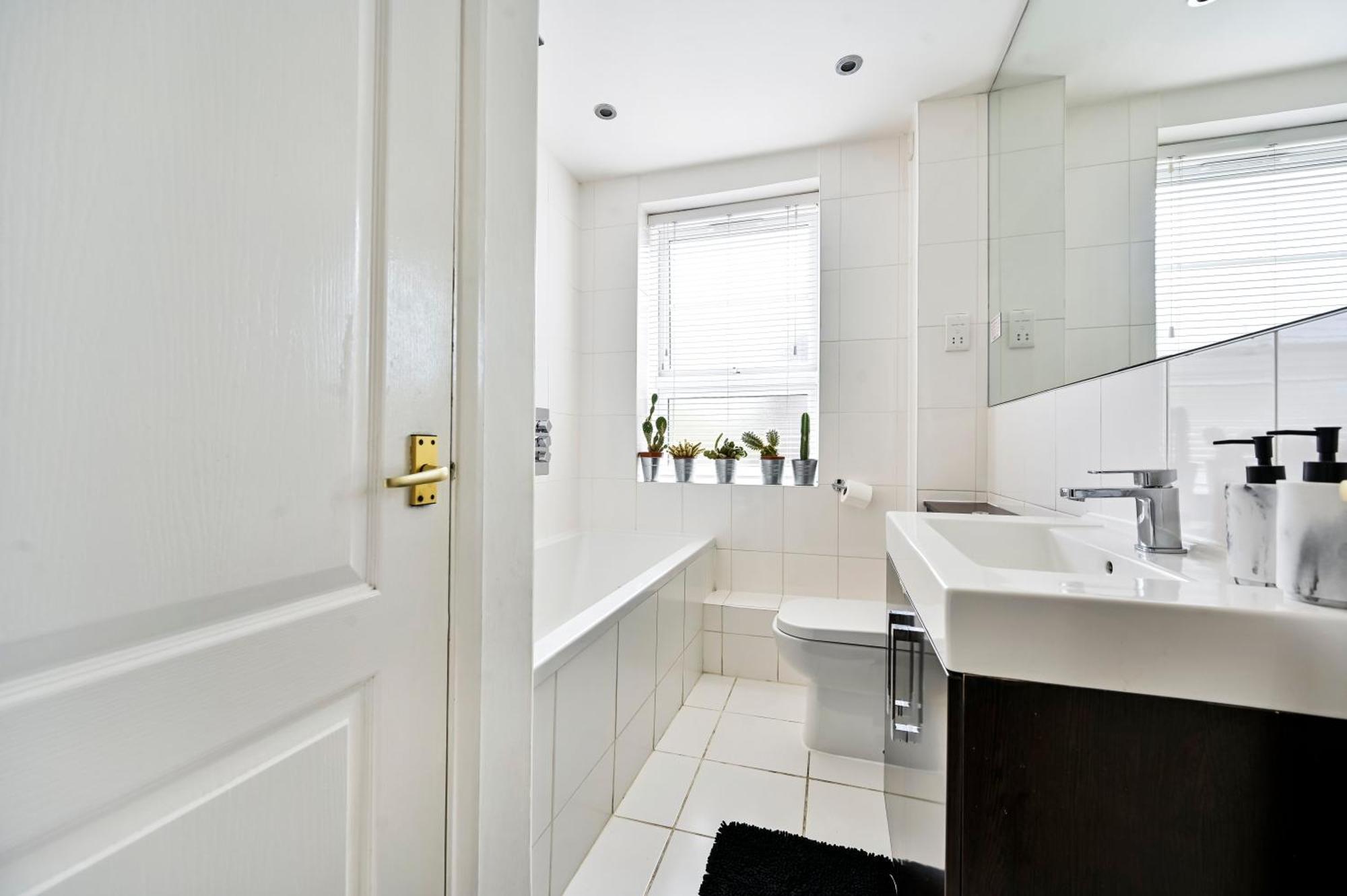 Cosy 1-Bed E15, Sleeps 4, 1 Min From Tube Station Near O2 Arena Apartment Londra Exterior foto