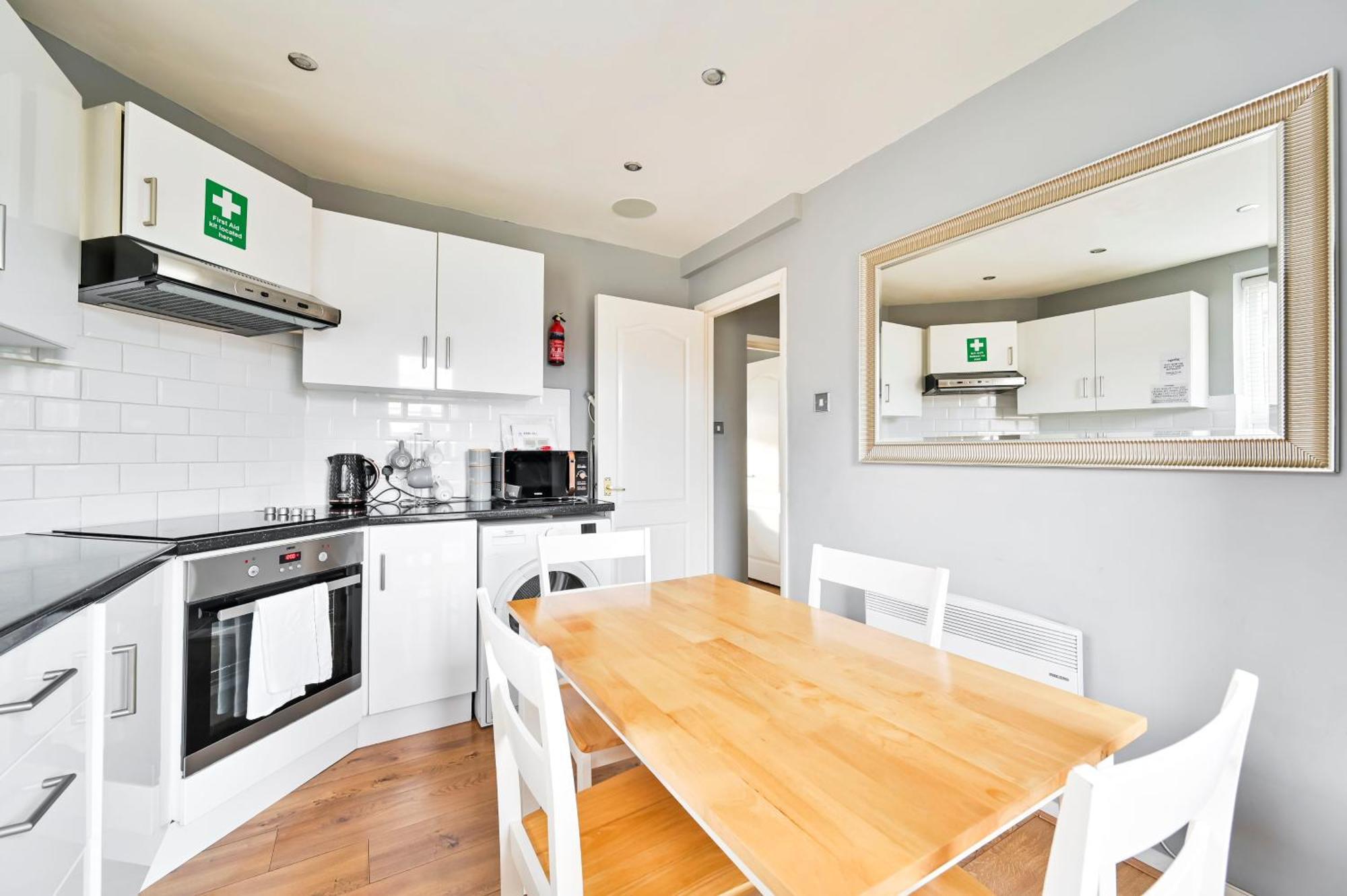 Cosy 1-Bed E15, Sleeps 4, 1 Min From Tube Station Near O2 Arena Apartment Londra Exterior foto