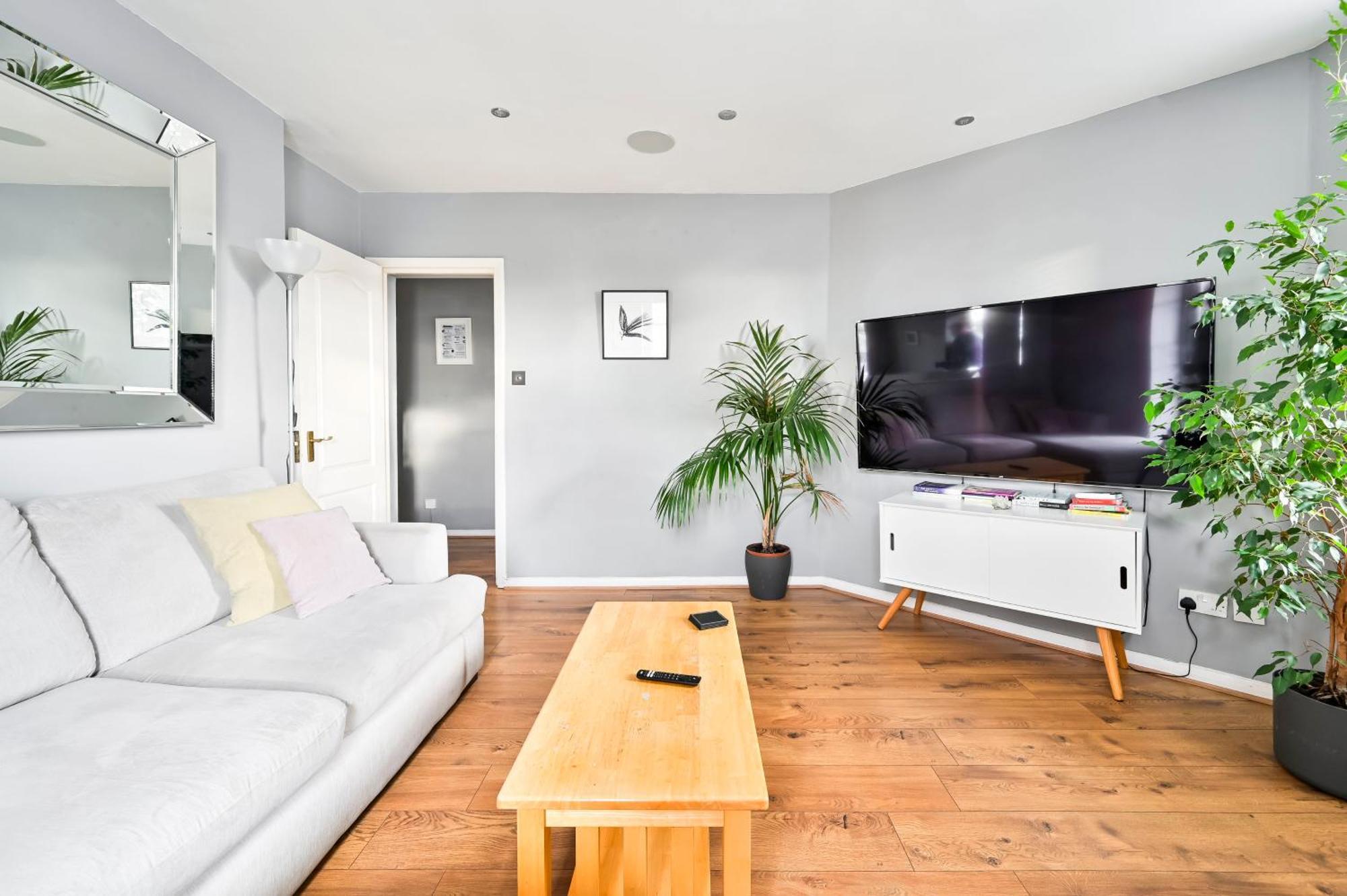 Cosy 1-Bed E15, Sleeps 4, 1 Min From Tube Station Near O2 Arena Apartment Londra Exterior foto
